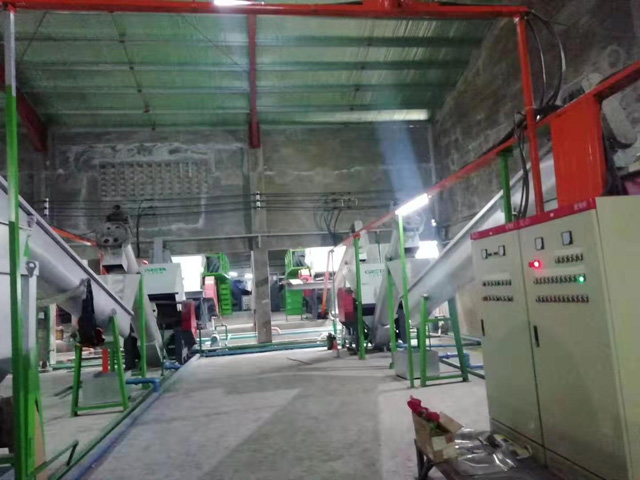 大型PET礦泉水瓶篩選、預(yù)洗、破碎、清洗 熱堿酸洗回收第二套大型生產(chǎn)線(POY級）